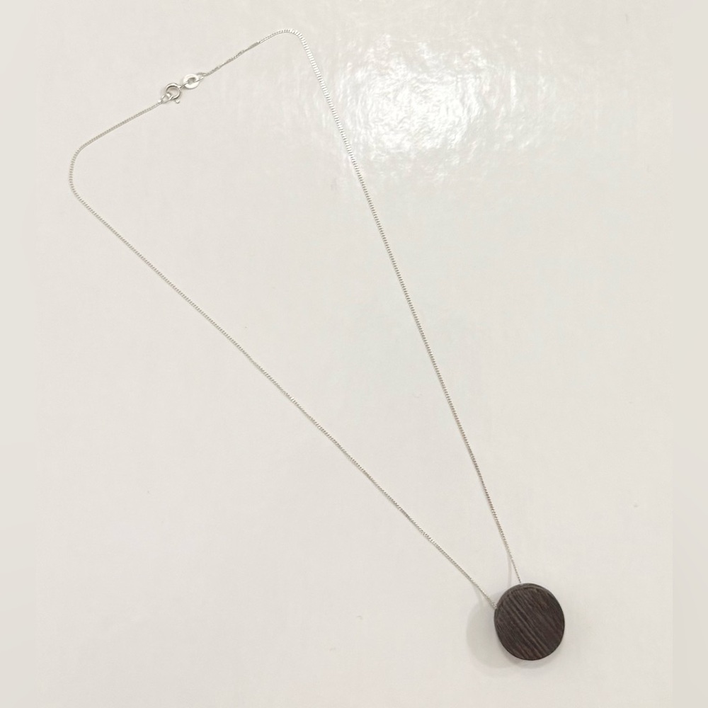 Chic Silver Necklace with Rich Brown Pendant